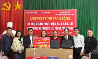 Trao máy tính hỗ trợ cho trường học bị ảnh hưởng bởi thiên tai